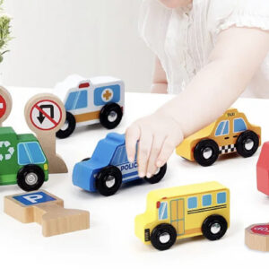 Voitures en bois jouets avec panneaux de signalisation