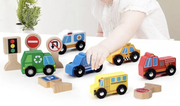 Voitures en bois jouets avec panneaux de signalisation